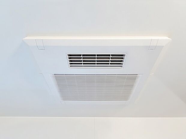 【浴室乾燥機】暖房・乾燥・涼風・換気のモードを搭載した浴室換気乾燥機。天候や時間帯を気にせずいつでも洗濯物が干せる乾燥機能付き。さらに冬場のヒートショック対策など、年中快適なバスライフを支えます。