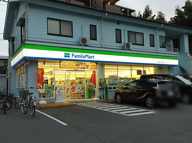 ファミリーマート川崎新作二丁目店（約560m）