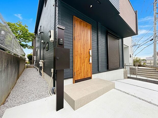 【同形状・同仕様写真(外観)】施工例の為、分譲中の建物とは外壁、屋根開口部等の形状・仕様が異なります。