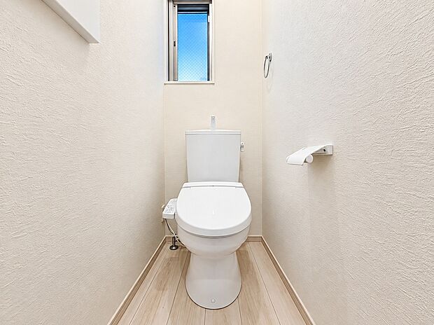 【トイレ】清潔感のあるシンプルなトイレ空間。小窓から自然光を取り込めるため明るく、温水洗浄機能付きで毎日快適に使用できます。