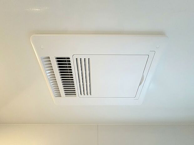 【浴室乾燥機】暖房・乾燥・涼風・換気のモードを搭載した浴室換気乾燥機。天候や時間帯を気にせずいつでも洗濯物が干せる乾燥機能付き。さらに冬場のヒートショック対策など、年中快適なバスライフを支えます。