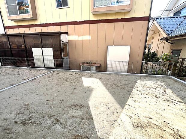 お庭がございます♪
小さなお子様の遊び場や、ガーデニング・家庭菜園、BBQなどお好みにお楽しみいただけます♪
