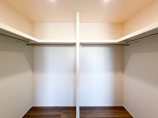 大きな荷物も収納可能なウォークインクローゼット付き！
季節ごとの入れ替え不要な嬉しい設備になっています♪