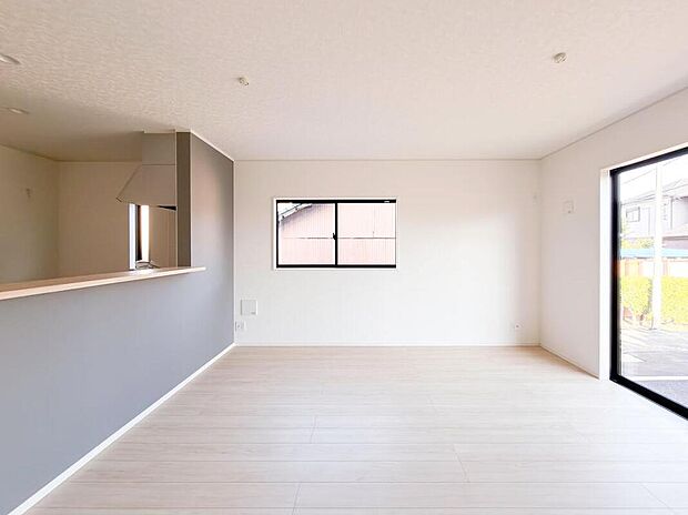 ご家族みんなで長い時間を過ごすリビングは一番居心地のいいものであって欲しいですね。開放感のある広々リビングに光と風を呼び込み、快適な住空間を実現します。