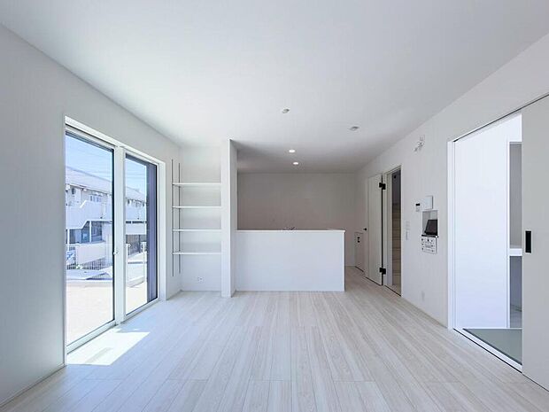 明るいリビングです♪対面式のオープンキッチンは、家事をしながらご家族の様子が一目でわかる安心と便利な設備です♪