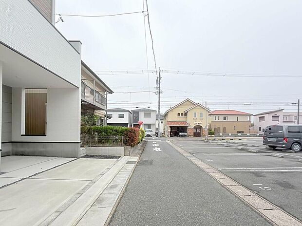 前面道路は交通量の少ない道路です。ゆとりがあり、駐車時もゆっくりと落ち着いて行える立地環境になっています♪