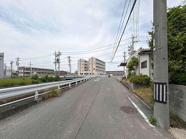 前面道路は交通量の少ない道路です。ゆとりがあり、駐車時もゆっくりと落ち着いて行える立地環境になっています♪　　