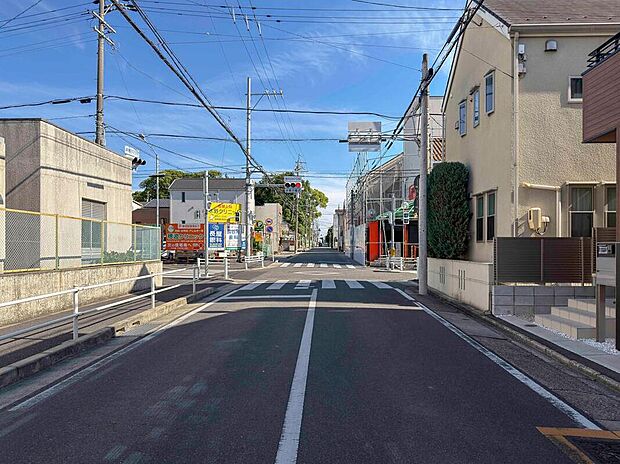 前面道路は交通量の少ない道路です。ゆとりがあり、駐車時もゆっくりと落ち着いて行える立地環境になっています♪　　