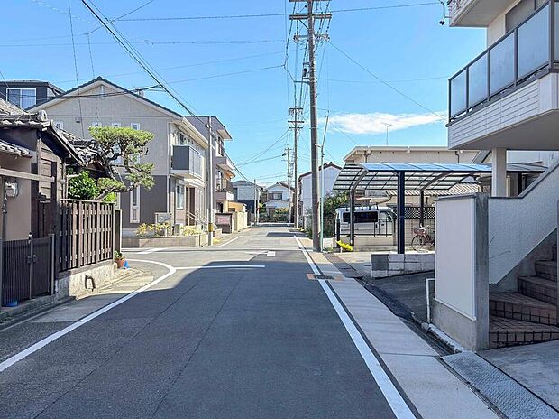 前面道路は交通量の少ない道路です。ゆとりがあり、駐車時もゆっくりと落ち着いて行える立地環境になっています♪