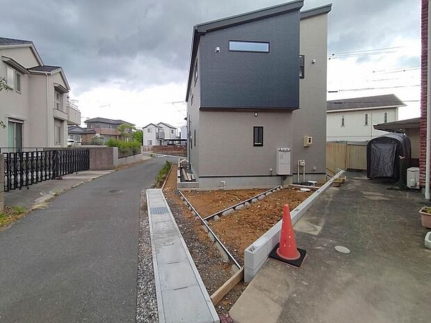前面道路は交通量の少ない道路です。ゆとりがあり、駐車時もゆっくりと落ち着いて行える立地環境になっています♪　　