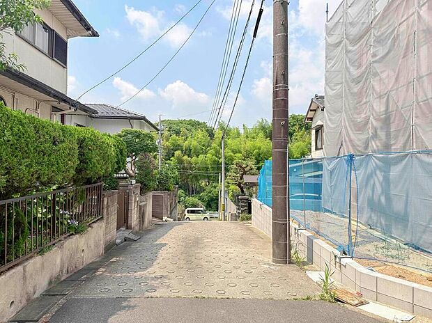 前面道路は交通量の少ない道路です。ゆとりがあり、駐車時もゆっくりと落ち着いて行える立地環境になっています♪　　