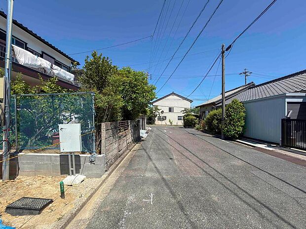 前面道路は交通量の少ない道路です。ゆとりがあり、駐車時もゆっくりと落ち着いて行える立地環境になっています♪　　