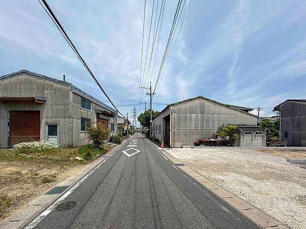 前面道路は交通量の少ない道路です。ゆとりがあり、駐車時もゆっくりと落ち着いて行える立地環境になっています♪
