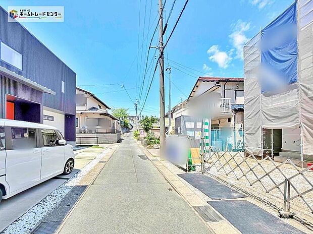 前面道路は交通量の少ない道路です。ゆとりがあり、駐車時もゆっくりと落ち着いて行える立地環境になっています♪　　