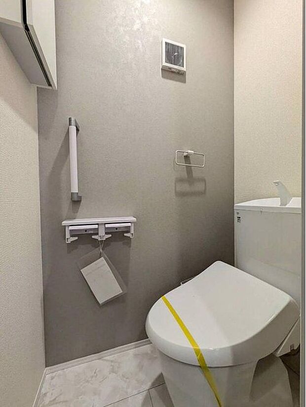 節水型でエコなトイレには、今では当たり前のウォシュレット付き。便座を温める機能もついていて、居心地良くてトイレから出られなくなるかも!