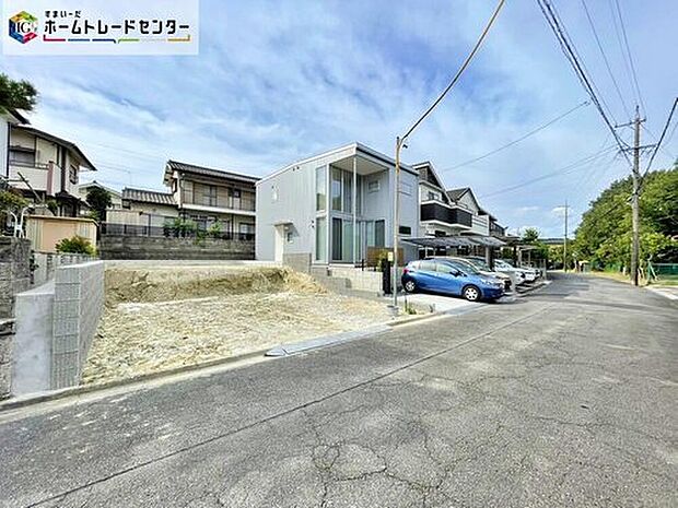前面道路は車通りが少ないので、お子様の通学時も安心ですね♪しっかり舗装もされているので、ベビーカーや自転車で通っても快適に通行できます。


