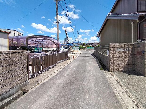 前面道路は閑静な住宅地をはしる車通りの少ない道路。お車の出し入れが苦手なママや小さなお子様にも安心ですね。しっかり舗装もされているので、ベビーカーや自転車で通っても快適に通行できます。