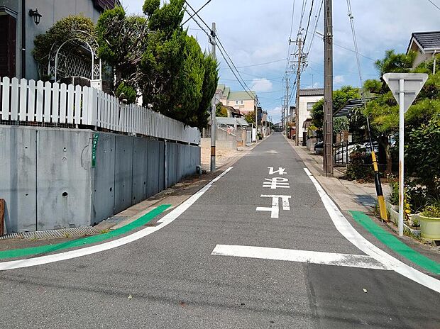 前面道路は交通量の少ない道路です。ゆとりがあり、駐車時もゆっくりと落ち着いて行える立地環境になっています♪　　