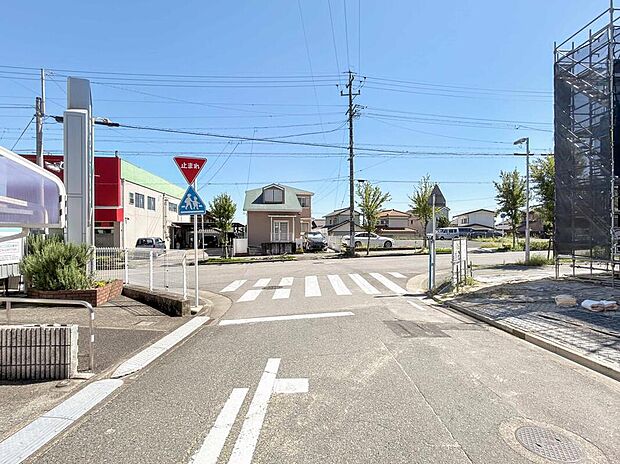 前面道路は交通量の少ない道路です。ゆとりがあり、駐車時もゆっくりと落ち着いて行える立地環境になっています♪　　