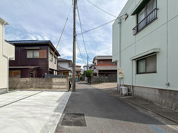 【前面道路含む現地写真】静かな生活道路に面した、安心の住まい。車の往来が少なく、小さなお子さまがいるご家族にも優しい、穏やかな環境が整っています。