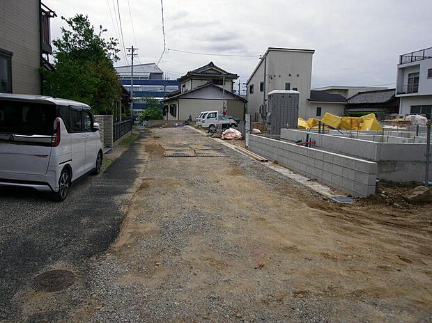 【前面道路含む現地写真】この街で暮らしたくなる魅力が満載。利便性と自然、周辺環境の心地よさは写真や文章では伝えきれません。日々の動線や採光、周辺施設との距離感まで、ぜひ現地でご体感ください。