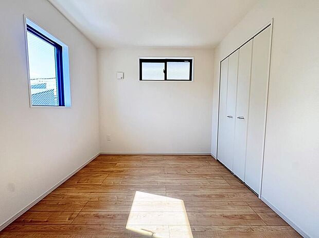 【リビング以外の居室】3号棟
2面採光を施した為、晴れの日の日中はいつも明るい室内です。
窓を開放すれば気持ちの良い風が入り込んできますよ♪