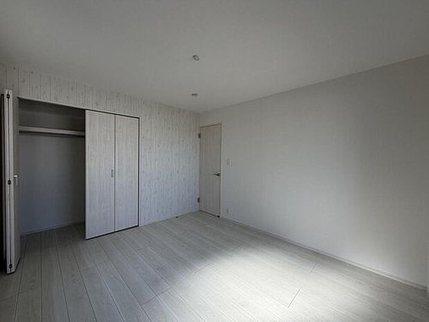 【リビング以外の居室】全居室収納を完備しておりますので、お部屋を広くお使いいただけます。