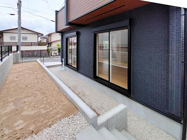 【庭】お庭がございます♪小さなお子様の遊び場や、ガーデニング・家庭菜園、BBQなどお好みにお楽しみいただけます♪