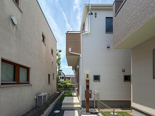 【現地外観写真】A号棟
ご不明点等、スタッフがしっかりと説明させていただきますので、安心して現地をご覧ください♪
