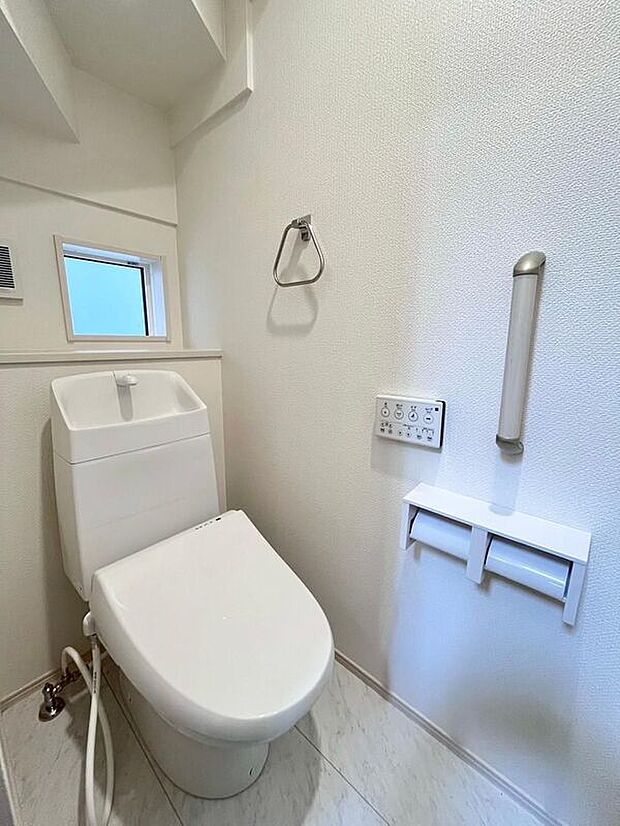 【トイレ】節水型でエコなトイレには、今では当たり前のウォシュレット付き。便座を温める機能もついていて、居心地良くてトイレから出られなくなるかも！換気用に換気扇はもちろん、窓も着いているので常に快適ですね♪
