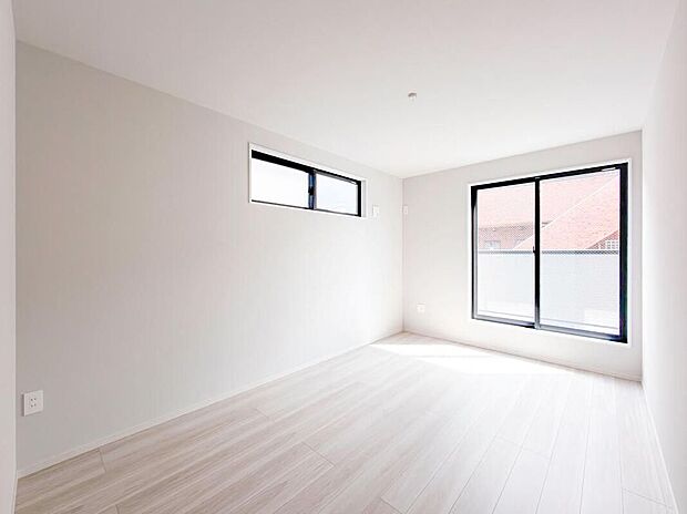 【リビング以外の居室】広々とした居住空間は日々の暮らしを彩り、心のやすらぎと満足感を与えてくれます。通風と採光を考慮した設計は子供たちはのびのび育ち、家族でくつろぎと団らんを生み出します。