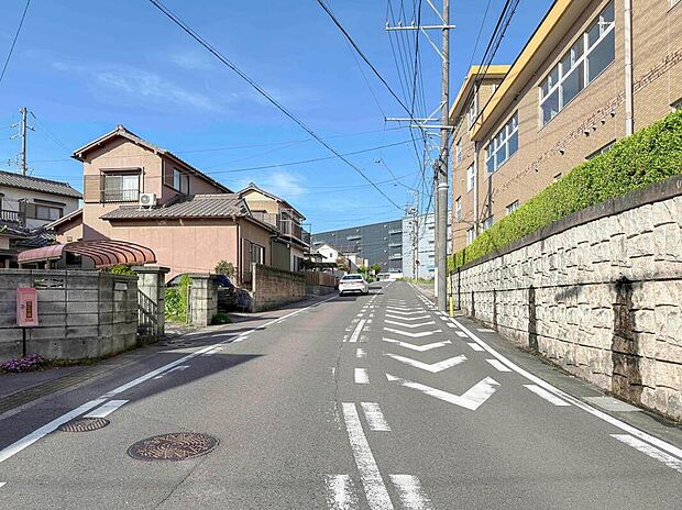 【前面道路含む現地写真】飯田グループ物件のご案内は、グループ物件の契約件数７年連続ナンバー１の我々にお任せください☆
各棟、並列２台駐車可能！収納スペース豊富！