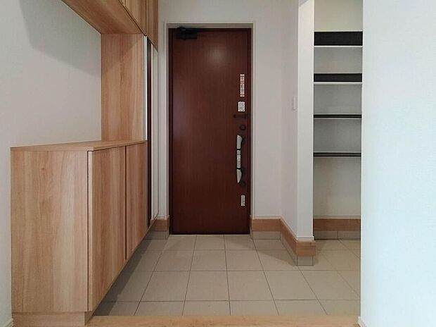 【玄関】住まう人も来客も入った時にワクワクさせてくれるオシャレな玄関♪収納もたっぷりあるので、靴がたくさんあっても安心！気持ちの良い朝は、毎日ここからスタートしていきます♪