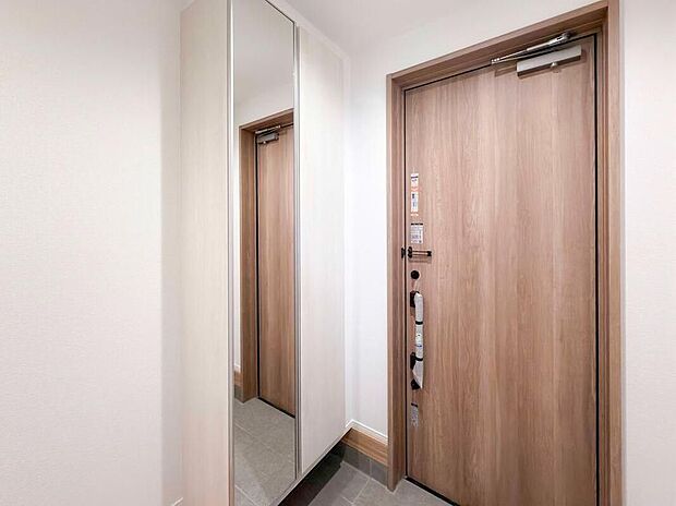 【玄関】シンプル且つモダンなエントランス＆ホール。ゆとりを感じさせる上質で明るい空間が住まう人や訪れる人を心地よく迎え入れてくれます。