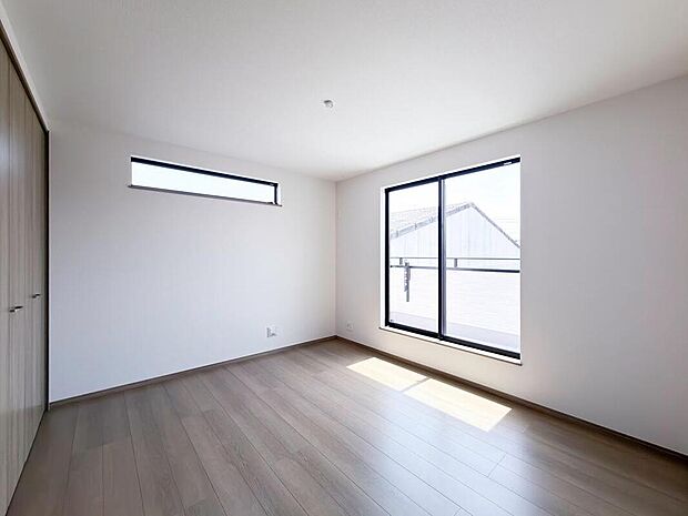 【リビング以外の居室】E号棟
広々とした居住空間は日々の暮らしを彩り、心のやすらぎと満足感を与えてくれます。通風と採光を考慮した設計は子供たちはのびのび育ち、家族でくつろぎと団らんを生み出します。