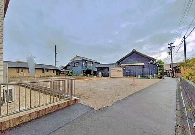 【前面道路含む現地写真】完成に向けて現在建築工事中です☆土日・平日を問わず毎日モデルハウスにて物件説明会を開催中☆お気軽にお問い合わせ下さい☆