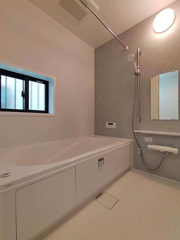 【浴室】B号棟広さを設けた浴室で、ゆったりバスタイム♪お子様と一緒に入るにも充分な広さです。一日の疲れを癒せます♪
