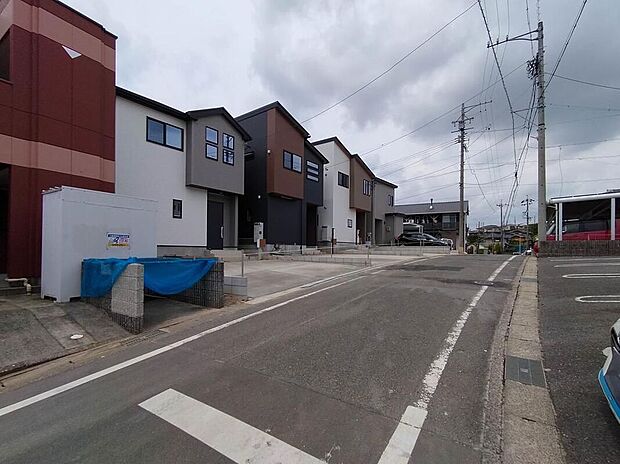 【前面道路含む現地写真】前面道路は交通量の少ない道路です。ゆとりがあり、駐車時もゆっくりと落ち着いて行える立地環境になっています♪　　