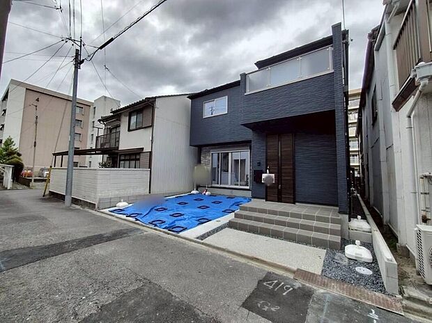 【現地外観写真】落ち着いた街並みの中にありながら、生活に必要な施設が身近にそろう便利な住環境。毎日の暮らしを快適に支える、家族にうれしいロケーションです。