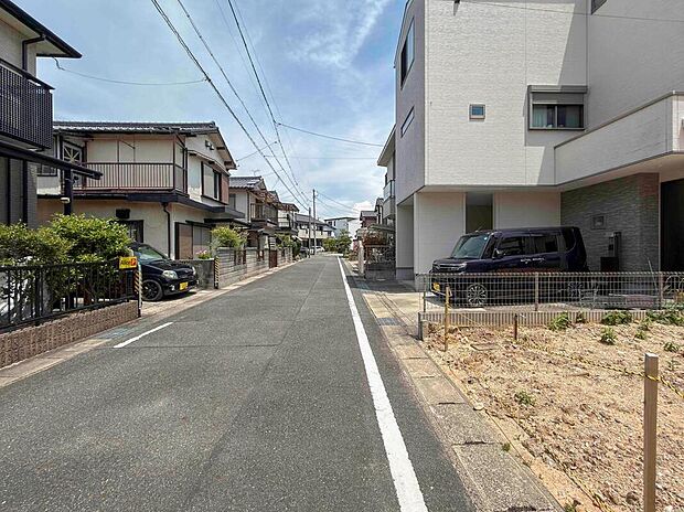 【前面道路含む現地写真】前面道路はゆとりのある約5m!お車のすれ違いや駐車もスムーズに行えます♪