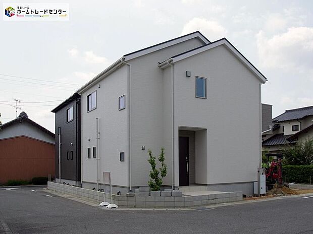 【現地外観写真】日当たり良好な南側バルコニー付き♪
対面式キッチン仕様の約20帖リビング♪
各居室に収納完備でお部屋も片付けやすいです♪