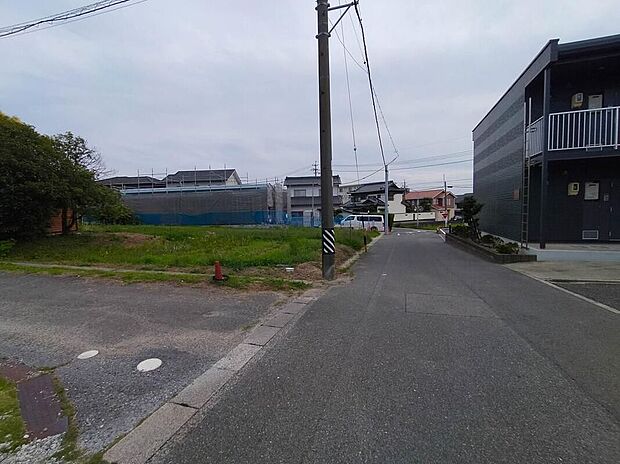 【前面道路含む現地写真】前面道路は閑静な住宅地をはしる車通りの少ない道路。お車の出し入れが苦手なママや小さなお子様にも安心ですね。しっかり舗装もされているので、ベビーカーや自転車で通っても快適に通行できます。