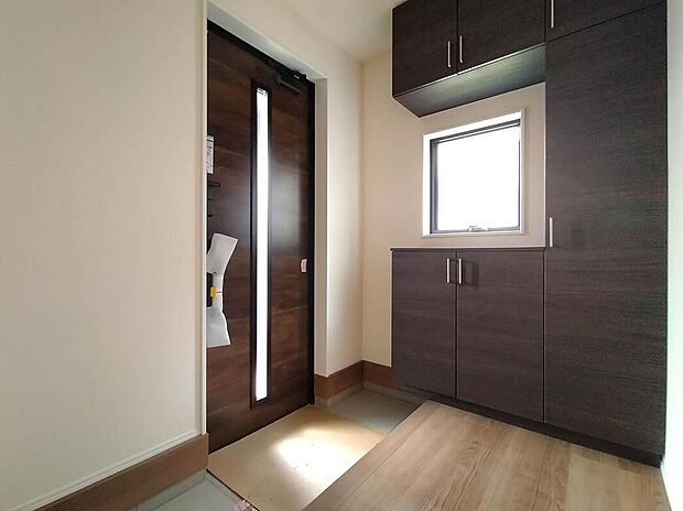 【玄関】住まう人も来客も入った時にワクワクさせてくれるオシャレな玄関♪収納もたっぷりあるので、靴がたくさんあっても安心!気持ちの良い朝は、毎日ここからスタートしていきます♪