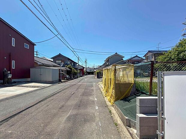 【前面道路含む現地写真】並列2台駐車可能！物件周辺にはお買い物施設が充実しています♪