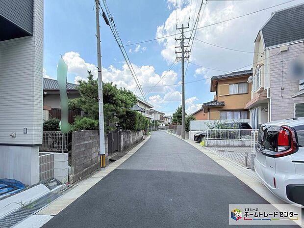 【前面道路含む現地写真】地下鉄名城線「瑞穂運動場東」駅まで徒歩12分♪雨や風からお車を守るビルトインガレージ採用。広めの前面道路で駐車もラクに行えます◎