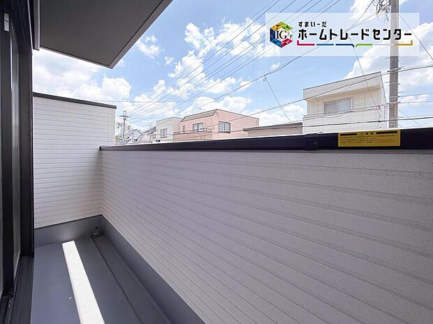 【バルコニー】お布団やシーツも1回でまとめて干せます。たっぷりの光をうけたお布団やシーツから太陽のにおいが感じられます。シャッター付き窓は台風などでも安心して過ごせます。