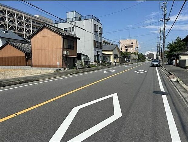 【前面道路含む現地写真】当物件のご案内につきましては、営業スタッフが丁寧に御対応します♪休日、お仕事帰りなど、ご都合に合わせていつでもご案内いたします♪周辺環境と併せて、実際に現地をご確認ください♪