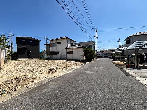 【前面道路含む現地写真】前面道路は交通量の少ない道路です。ゆとりがあり、駐車時もゆっくりと落ち着いて行える立地環境になっています♪　　