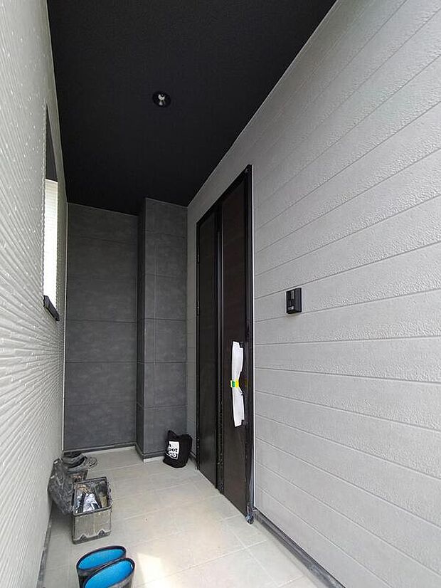 【玄関】上質感漂う玄関へのアプローチ。居住者の帰り、訪れる方を優しく迎える・安らぎに満ちた生活空間を予感させる。健やかな暮らしを楽しめそう♪