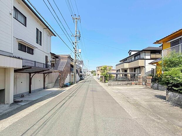 【前面道路含む現地写真】前面道路は交通量の少ない道路です。ゆとりがあり、駐車時もゆっくりと落ち着いて行える立地環境になっています♪　　